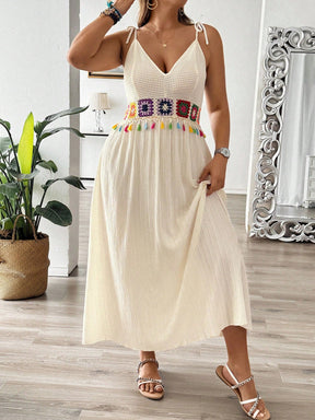 Vestido Plus Size Decote em V Bordado